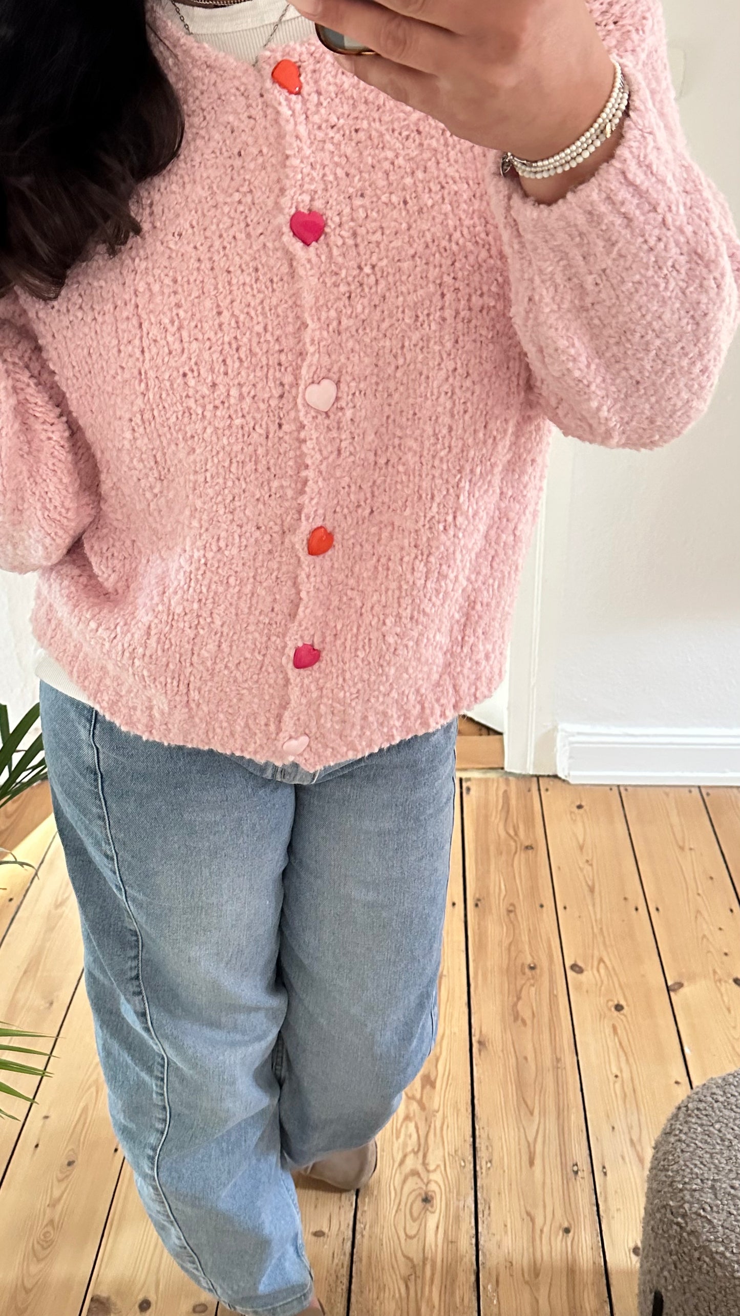 Kuschelige Strickjacke mit Herzknöpfen
