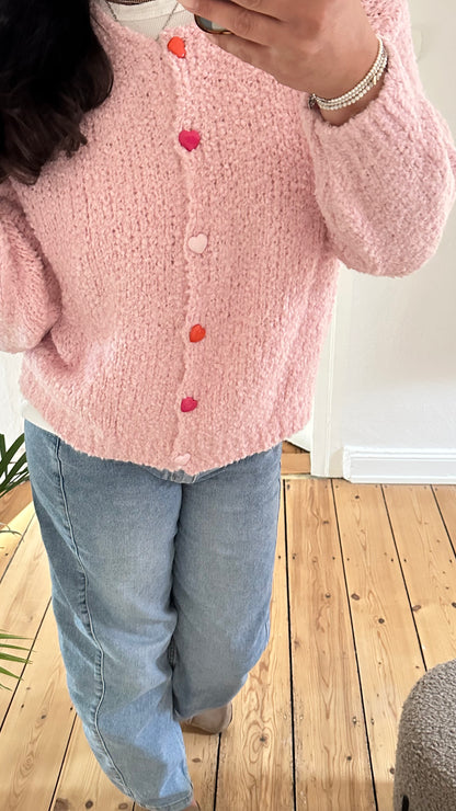 Kuschelige Strickjacke mit Herzknöpfen