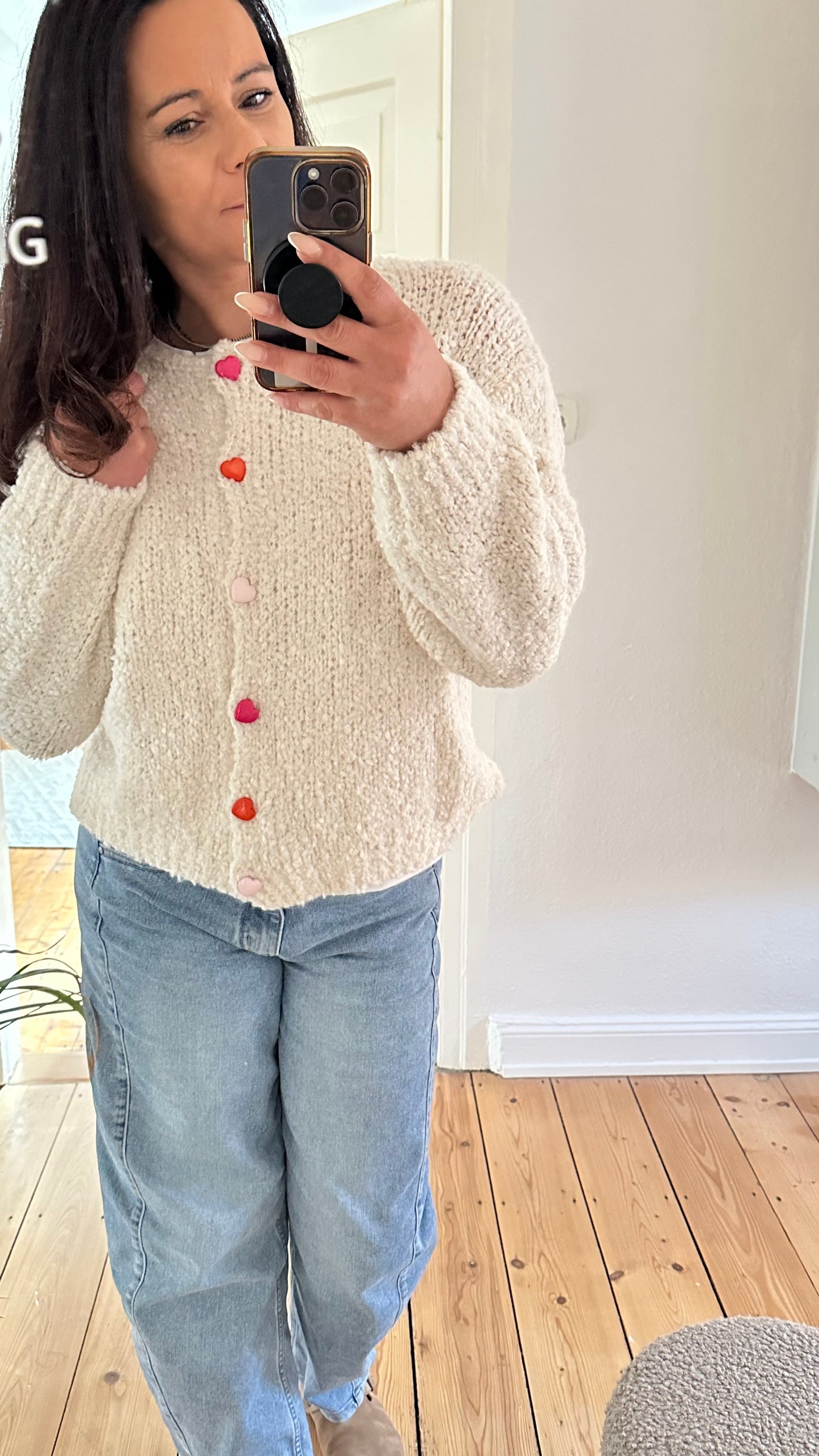 Kuschelige Strickjacke mit Herzknöpfen
