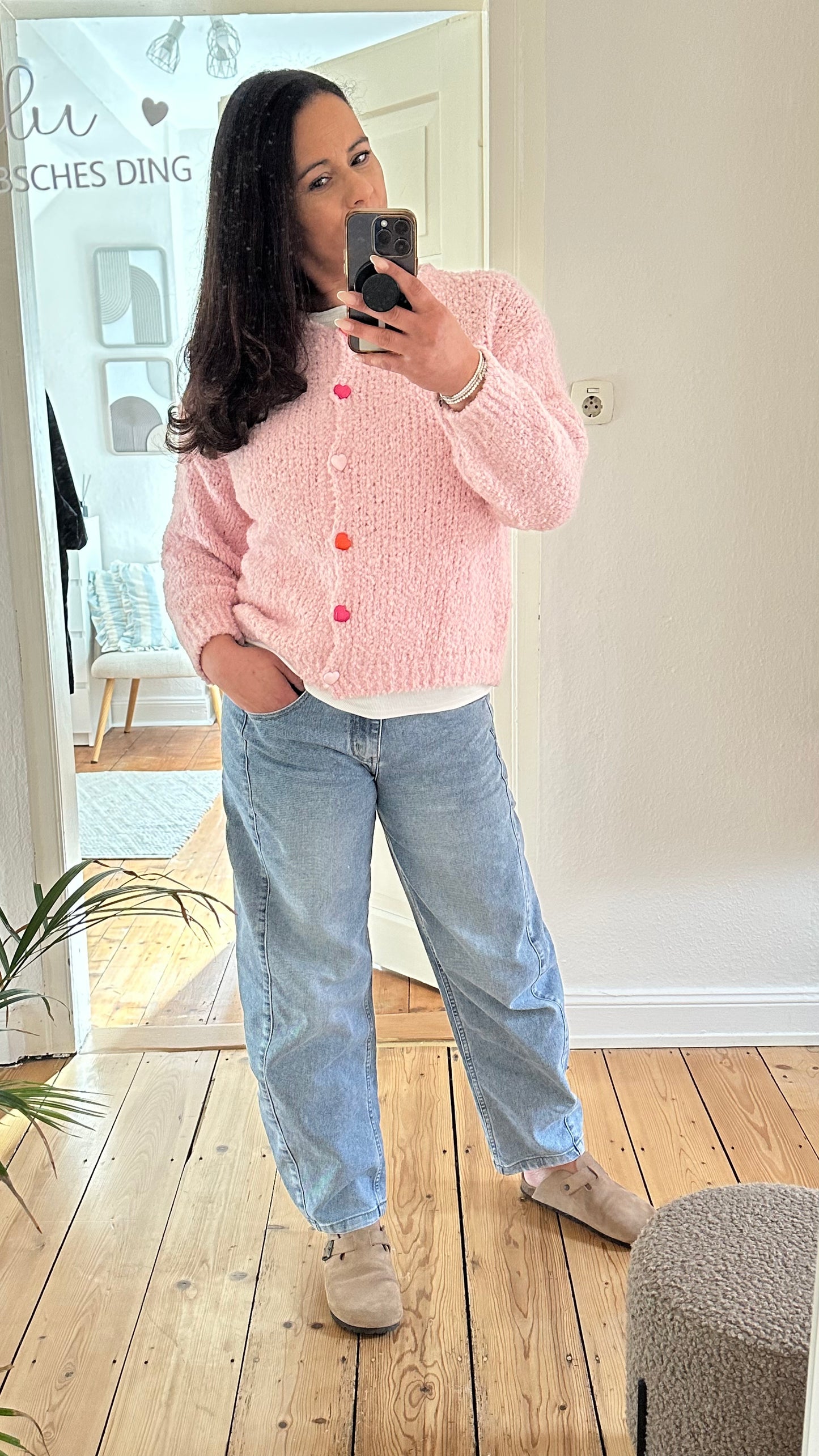 Kuschelige Strickjacke mit Herzknöpfen