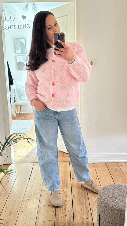 Kuschelige Strickjacke mit Herzknöpfen