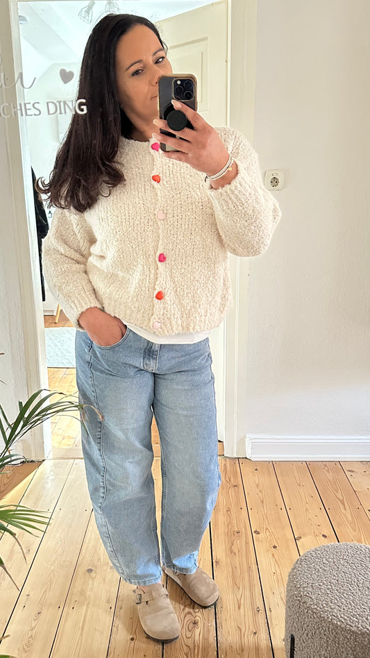 Kuschelige Strickjacke mit Herzknöpfen